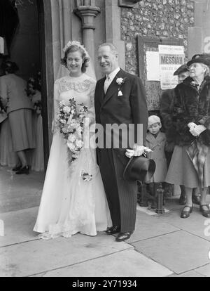 DÄNISCHE EHEFRAU FÜR LONDON KURATIERT Rev . JOHN THISTLE , Kurator in St . Mary's Church Wimbledon ( London ) war in seiner eigenen Kirche mit KIRSTEN ELIZABETH VESTBIRK , Tochter des dänischen Generalkonsul in London verheiratet . DAS BILD ZEIGT :- die Braut , die zu ihrer Hochzeit ankommt , begleitet von ihrem Vater , dem dänischen Generalkonsul in London . 16. März 1949 Stockfoto