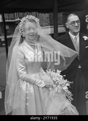 EARLS TOCHTER TANZTE ZUR ROMANZE MAUREEN ISABEL Le POER TENCH , 24 Jahre alt , älteste Tochter des Earls und der Countess of Clancarty of Plumpton , Sussex , heiratete in St . Paul's Church , Knightsbridge , London an Mr . COLIN COOPER , einziger Sohn des verstorbenen Majors Colin Cooper am Chelsea Square in London . Das glückliche Paar traf sich bei einem Tanz. Die Braut , ein Ex - Wren , arbeitet am Airways Terminal in London . Zu den Titeln ihres Vaters gehört der Baron Kilconnel of Garbally, Co . Galway und der Marquis von Houseden im Königreich der Niederlande. DAS BILD ZEIGT :- das W Stockfoto