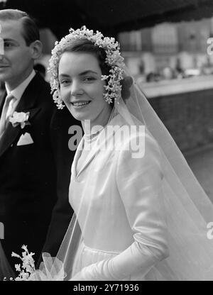 EARLS TOCHTER TANZTE ZUR ROMANZE MAUREEN ISABEL Le POER TENCH im Alter von 24 Jahren , älteste Tochter des Earl and Countess of Chancery of Plumpton , Sussex , heiratete in St . Paul's Church , Knightsbridge , London an Mr . COLIN COOPER , einziger Sohn des verstorbenen Majors Colin Cooper am Chelsea Square in London . Das glückliche Paar traf sich bei einem Tanz. Die Braut , ein Ex - Wren , arbeitet am Airways Terminal in London . Zu den Titeln ihres Vaters gehört der Baron Kilconnel of Garbally, Co . Galway und der Marquis von Houseden im Königreich der Niederlande. DAS BILD ZEIGT :- EIN ZEICHEN Stockfoto