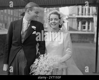 EARLS TOCHTER TANZTE ZUR ROMANZE MAUREEN ISABEL Le POER TENCH im Alter von 24 Jahren , älteste Tochter des Earl and Countess of Chancery of Plumpton , Sussex , heiratete in St . Paul's Church , Knightsbridge , London an Mr . COLIN COOPER , einziger Sohn des verstorbenen Majors Colin Cooper am Chelsea Square in London . Das glückliche Paar traf sich bei einem Tanz. Die Braut , ein Ex - Wren , arbeitet am Airways Terminal in London . Zu den Titeln ihres Vaters gehört der Baron Kilconnel of Garbally, Co . Galway und der Marquis von Houseden im Königreich der Niederlande. DAS BILD ZEIGT :- Lächeln Stockfoto