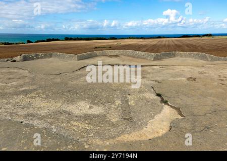 Blick auf das Dach einer M272-Konstruktion, deutsche Kasematten, in Longues-sur-Mer Batterie, sie tauschten am D-Day, 6. Juni 1944, mit alliierten Schiffen, Stockfoto