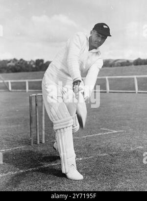 B . SUTCLIFFE NEW ZEALAND TEST CRICKETER B. SUTCLIFFE ( Auckland ) , der in der letzten Saison mit vier aufeinander folgenden Jahrhunderten einen brillanten Abschluss erzielt hat , gehört zu den New Zealand Test Cricketern , die diesen Sommer durch Großbritannien reisen , die nächsten Monat hier stattfinden werden . es wird berichtet , dass sie die stärkste Schlagmannschaft haben , die jemals das Dominion verlassen hat . DAS BILD ZEIGT :- B . SUTCLIFFE , Linkshänder Schlagmann in Aktion am Wicket . 16. März 1949 Stockfoto