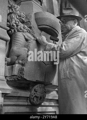 TURMKÜNSTLER BEI DER ARBEIT die 1938 begonnenen Restaurierungsarbeiten am Victoria Tower im Houses of Parliament ( London ) werden voraussichtlich bis 1957 abgeschlossen sein . Der 59-jährige mason , H.F. WADLEY , der seit 20 Jahren im Palast von Westminster arbeitet , und einige Jahre am Tower , beschäftigt sich mit der Reparatur des mauerwerks , wo ornamentale Elemente hinter einer Masse von Gerüsten ersetzt werden . DAS BILD ZEIGT :- Demokratieschmieden . Eine Nahaufnahme mit Mr. Wadley arbeitet an einem der ornamentalen Elemente des Victoria Tower. 12. März 1949 Stockfoto