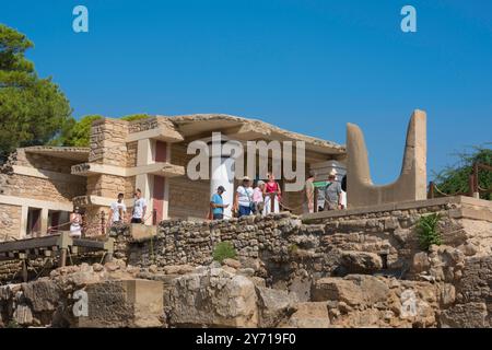 Minoischer Palast Knossos, Blick auf die Überreste des südlichen Propylaeums mit dem heiligen Bullenhorndenkmal in der Nähe, Knossos, Kreta, Griechenland. Stockfoto