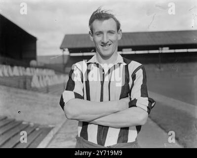 STÄRKE IM ZENTRUM FRANK BRENNAN ( hier abgebildet ) , 24 Jahre altes schottisches internationales Zentrum - halb von Newcastle United , ist ein Turm der Stärke in der Verteidigung von Newcastle . Er gilt als einer der konsequentesten Spieler im Team . Brennan wurde 1946 vor den Airdrieoniern gesichert. 7. Oktober 1949 Stockfoto