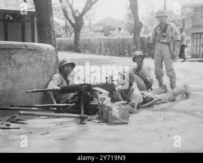 FIGTING IN BANGKOK wurde heute auf dem Luftweg empfangen dieses Bild wurde aus dem von der Schlacht zerrissenen Bangkok , Hauptstadt von Siam , geschmuggelt , wo letzte Woche in den Hauptstraßen Kämpfe zwischen siamesischen Marine - und Armeeeinheiten ausbrachen . Gepanzerte Fahrzeuge mit Soldaten und Panzerabwehrgeschütze mit Marinesoldaten gingen gegeneinander in Aktion . Stockfoto