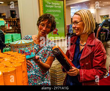 Das legendäre Kaufhaus Fortnum and Mason in London ist berühmt für seine üppigen Ausstellungen und Dekorationen. City of Westminster, England Stockfoto