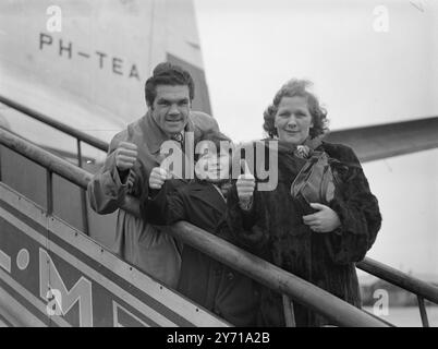 BOXER's ' BUSMAN's HOLIDAY ' Weltmeister im Leichtgewicht FREDDIE MILLS , der aufgrund der Zahnentfernung unter einem geschwollenen Gesicht leidet , verließ den Flughafen London für einen Urlaub in Südafrika , in dem wir den Bruce Woodcock gegen Johnny Ralph im Kampf beobachten werden . Er unterstützt Woodcock zum Sieg , wahrscheinlich durch einen Knock-Out . Nach seiner Rückkehr wird Mills Johnny Williams , das Leichtgewicht des Rugby , eine unserer besten Zukunftsperspektiven zurückbringen . DAS BILD ZEIGT :- HURRAH FÜR EIN HOLDIDAY! FREDDIE WILLIAMS mit seiner Frau und seinem Sohn DONALD in fröhlichem Mod, als sie London Airpo verlassen Stockfoto