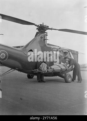 Die Opfer wurden von einem Hadrian-Segelflugzeug geschnappt und von einer Gittertrage aufgefangen , die während einer Evakuierungsübung an der Royal Air Force Station in Brize Norton , Oxford an einem Hubschrauber aufgehängt wurde . Die Übung demonstrierte moderne Methoden, Verwundete schnell aus dem Schlachtfeld zu erholen. DAS BILD ZEIGT:- W.A.A.F. Corporals reparieren einen '' Unfall '' auf der Außenseite des HOVERFLY Helicopter Ambulance, der dann zur Umkleidestation fliegt. 20. Januar 1949 Stockfoto