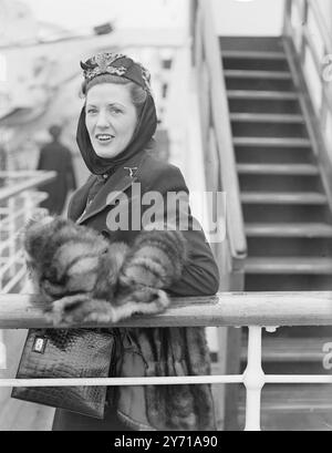 URBANER STIL FÜR SCHAUSPIELERIN britische Schauspielerin Miss EMMA TRECKMAN , abgebildet an Bord der Cunard White Star Linie '' Queen Elizabeth '' bei Ankunft in Southampton . Sie trägt eine auffällige Turban-Mode in Kopfbedeckungen. 24. Februar 1949 Stockfoto