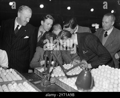 FUSSBALLSTARS ERLERNEN Ein NEUES LEBEN NACH DEM ENDE IHRER FUSSBALLTAGE Eine Gruppe von 12 Londoner Fußballern besuchte die Dunlop Fabrik in Liverpool im Rahmen eines Kurses , den sie gerade durchlaufen haben , um sie auf den Einzelhandel mit Sportgeräten vorzubereiten , wenn sie am Ende ihrer Fußballtage endlich ihre Schuhe aufhängen . Ähnliche Golfplätze werden für Fußballspieler in anderen Großstädten organisiert Sir Stanley Rous , Sekretär des Fußballverbandes , begleitete die Spieler bei ihrem Besuch , als sie Golf - und Tennishallen anschauten , die hergestellt und getestet wurden . Anwesend waren, H.S. WILKINSON, J.T. SHREEVE Stockfoto