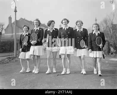 SERVICE GIRLS TURNIER BADMINTON CHAMPIONSHIPS Uniformierte Mädchen Badminton Spieler kamen aus allen Teilen Großbritanniens nach Wimbledon, um an den ersten Inter Service Badminton Championships teilzunehmen, seit die Women's Forces ihren neuen Status erhalten haben. DAS BILD ZEIGT :- das Badmington-Team von Wren. Von links nach rechts : Petty Officer K . HEPBURN , 2 . Offizier J . GRAHAM , 3. Offizier K . TURNER , 1 . Offizier B . BROWN , Petty Officer G . KEIR und Leading Wren S . JONES . 11. Februar 1949 Stockfoto