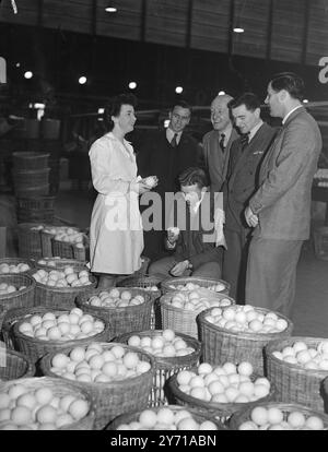 FUSSBALLSTARS ERLERNEN Ein NEUES LEBEN NACH DEM ENDE IHRER FUSSBALLTAGE Eine Gruppe von 12 Londoner Fußballern besuchte die Dunlop Fabrik in Liverpool im Rahmen eines Kurses , den sie gerade durchlaufen haben , um sie auf den Einzelhandel mit Sportgeräten vorzubereiten , wenn sie am Ende ihrer Fußballtage endlich ihre Schuhe aufhängen . Ähnliche Golfplätze werden für Fußballspieler in anderen Großstädten organisiert Sir Stanley Rous , Sekretär des Fußballverbandes , begleitete die Spieler bei ihrem Besuch , als sie Golf - und Tennishallen anschauten , die hergestellt und getestet wurden . PICTUE ZEIGT :- BEENDETE TENNIS STUDIEREN Stockfoto