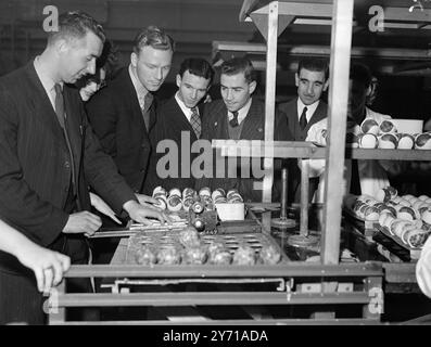 FUSSBALLSTARS ERLERNEN Ein NEUES LEBEN NACH DEM ENDE IHRER FUSSBALLTAGE Eine Gruppe von 12 Londoner Fußballern besuchte die Dunlop Fabrik in Liverpool im Rahmen eines Kurses , den sie gerade durchlaufen haben , um sie auf den Einzelhandel mit Sportgeräten vorzubereiten , wenn sie am Ende ihrer Fußballtage endlich ihre Schuhe aufhängen . Ähnliche Golfplätze werden für Fußballspieler in anderen Großstädten organisiert Sir Stanley Rous , Sekretär des Fußballverbandes , begleitete die Spieler bei ihrem Besuch , als sie Golf - und Tennishallen anschauten , die hergestellt und getestet wurden . Anwesend waren, H.S. WILKINSON, J.T. SHREEVE Stockfoto