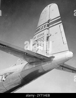 Das GRÖSSTE LANDFLUGZEUG DER WELT die Stewardess steht vor der riesigen Rückenflosse von PAN American Airways New Clipper '' America '' gibt eine Vorstellung von der Größe der Kontrollfläche . Vom Boden bis zur Spitze des Ganzen sind 38 Fuß 3 Zoll. Der Schwanz ist 38 Meter höher als der auf der B-29. Der größte Landflugzeug-Clipper der Welt " Amerika " " wird dieses Wochenende seinen ersten Flug über den Atlantik antreten und wird am Sonntag , dem 3 . April , am Flughafen London stattfinden . Es ist geplant, 75 Passagiere innerhalb von 12 Stunden ohne Zwischenstopp von New York nach London zu befördern . 1. April 1949 Stockfoto