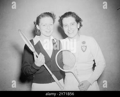 DAMEN-KÜRBIS FINALSISTS Miss , JOAN CURRY ( links) , von Torquay der Halter - und Miss . JANET MORGAN aus Roehampton, London, die sich im Finale der Woman's Squash Championships im Landsdowne Club, London, W.1 treffen wird. Fotografiert nachdem sie ihre Gegner im Halbfinale besiegt hatten . 14. Januar 1949 Stockfoto