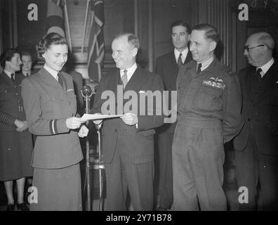 WAAF WIRD WRAF - HEUTE ÜBERGEBENES DOKUMENT die Women's Auxiliary Air Forces werden ab morgen als Women's Royal Air Force bekannt sein. Heute erhielt der WAAF-Direktor , AIR COMMANDANT FELICITY HANBURY , M.B.E. , das Dokument zur Festlegung des neuen Titels der Truppe in Air Council Chambers , King Charles Street , Whitehall , London . DAS BILD ZEIGT:- MR . ARHTUR HENDERSON , Secretary of State for Air , übergab das Dokument an AIR COMMANDANT FELICITY HANBURY , M.B.E. , beobachtet von MARSHALL VON DER ROYAL AIR FORCE LORD TEDDER in den Air Council Chambers . 31. Januar 1949 Stockfoto