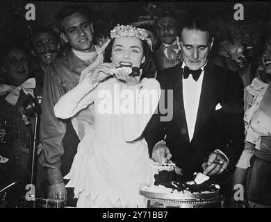 DEN KUCHEN NEHMEN - FÜR DIE SEKUNDENZEIT. Die jährliche und antike Zeremonie des 12. Abends, in der der BADDELEY-KUCHEN geschnitten wurde , fand gestern Abend im Theatre Royal , Drury Lane , London , statt . Zum zweiten Mal in Folge war es Vergangenheit von OKLAHOMA , der populären amerikanischen Show , die '' den Schnitt '' bei diesem Theaterevent machte , das in Erinnerung an Robert Baddeley , den Konditor, der 1794 stirbt . Er verlangte die Bereitstellung eines Kuchens, der von der Komiker seiner Majestät geschnitten werden sollte. Die heutige Firma in Drury Lane hat die Zeremonie zur Gewohnheit gemacht . PICT Stockfoto