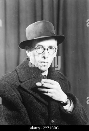 BELOHNUNG FÜR NACHRICHTEN ÜBER DEN VERMISSTEN DIREKTOR Eine Belohnung von £ 50 wurde für Informationen über Mr.C.EDWARD DAVIS (47) von Woodlands Avenue, New Malden, Surrey angeboten, der auf dem Weg zu einem seiner Geschäfte in seinem Auto verschwand. Nach einer Durchsuchung in drei Bezirken wurde das Auto gefunden, aber es gab keine Spur von Herrn Davis, Direktor einer Firma für Fotochemiker, der angeblich unter einem Nervenzusammenbruch litt. Er wird als etwa 5 Fuß 7 Zoll hoch beschrieben und als er zuletzt gesehen wurde, trug er eine Hornbrille, einen braunen Trilby-Hut und einen braunen Mantel, Anzug und Schuhe und ein graues Hemd und Kragen W Stockfoto