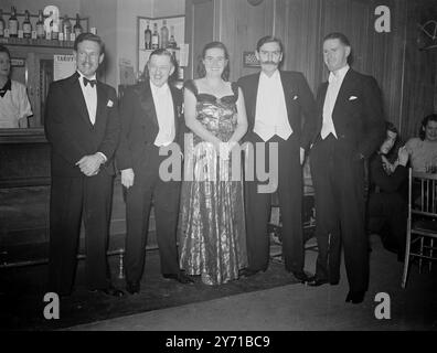 BEAMTE BEIM LONDON-CORNISH-BALL Eine Gruppe, die beim London Cornish Association Ball in der Royal Empire Society Assembly Hall in Craven Street, Strand, London aufgenommen wurde . Das Bild enthält :- Mr . Hammel von Liskeard , Mr . St . Aubyn (Generalsekretärin) Frau . Gewässer von Penzance , Herr . C.C. Bennet aus Truro und T.J.A. Ford aus Bodmin. 8. Januar 1949 Stockfoto