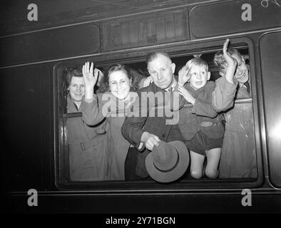 NEUJAHRSREISEN Eine Gruppe von Auswanderern verließ St. Pancras Station , London am Beginn ihrer langen Reise nach Australien . Sie werden an Bord des 15.000-Tonnen-P- und O-Schiffes Chitral reisen, das von einem Kriegsschiff zu einem Einklasse-Schiff umgebaut wurde. DAS BILD ZEIGT:- DIE FAMILIE ROBERTS, die ihre Farm in NORTHLEACH, Glcs, aufgegeben hat, um ihre Landwirtschaft in der Nähe von Sydney anzubauen . Von links nach rechts , Frau GERTRUDE ROBERTS , Frau BETTY ROBERTS (17 und halbe) Herr . TOM ROBERTS Meister GERALD ROBERTS (4) und Meister BILL ROBERTS (15), fotografiert in St. Pancras. 30. Dezember 1948 Stockfoto