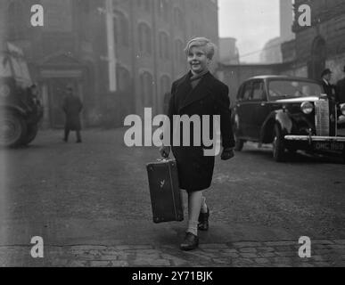 BOY STAR LOOKS IN BOBBY HENRY , Boy Star des britischen Films " THE FALLEN IDEOL " , der den European Academy Award gewann , kehrte zu einem eintägigen Besuch von Paris nach London zurück . Während seines kurzen Aufenthaltes hier wird Bobby einen persönlichen Auftritt machen und auch eine Sendung machen, die morgen Abend nach Paris zurückkehrt. DAS BILD ZEIGT: - BOBBY HENRY - alle lächeln - verlässt Victoria Station mit Koffer in der Hand nach seiner Ankunft . 3. Januar 1949 Stockfoto