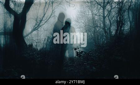 Ein Horrorkonzept mit doppelter Belichtung. Eine geisterhafte Kapuzenfigur in einem gruseligen, nebeligen Winterwald. Mit einem Grunge, Vintage-Schnitt. Stockfoto