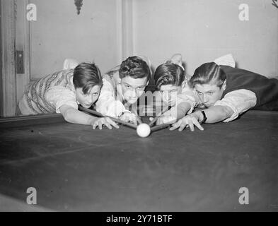 MINERS HOFFT AUF DIE BILLARD-MEISTERSCHAFT von links nach rechts: COLIN SMITH von CROOK, CO. DURHAM, IVAN CHEETHAM von CHASE TERRACE, WALSALL, ALAN JOHNSON aus BOLDON, COUNTY DURHAM UND JOHN SINCLAIR aus ASHINGTON, NORTHUMBERLAND, fotografierten bei den Boys Billiards Championships, die in Burwat Hall, Soho Square, London eröffnet wurden. Das sind alle die Söhne der Bergleute. Die Meisterschaft ist eine Unterstützung des St. Dunstan's Fund for the Blind. 28. Dezember 1948 Stockfoto