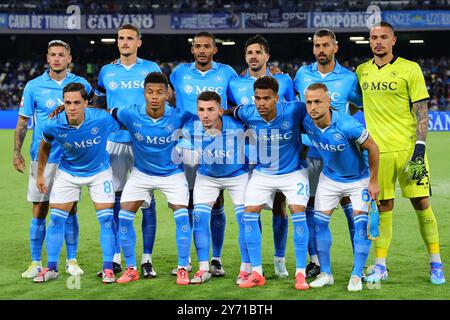 Spieler posieren für ein Mannschaftsfoto Pasquale Mazzocchi vom SSC Napoli, Rafa Marin, Juan Jesus, Giovanni Simeone, Leonardo Spinazzola, Elia Caprile, Giacomo Raspadori, David NERES, Billy Gilmour, Cyril Ngonge und Stanislav Lobotka, während des Italienpokalspiels zwischen SSC Napoli und Palermo FC im Diego Armando Maradona Stadion in Neapel (Italien), 26. September 2024. Stockfoto