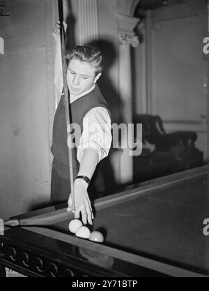 MINER's SON, DER VOR DEM START DER BOYS BILLARD JOHN SINCLAIR aus Ashington einen " Masse Shot " vor dem Start der Boys Billiards Championship in Burwat Hall , Soho Square , London praktiziert . Er ist der Sohn eines Bergarbeiters. 28. Dezember 1948 Stockfoto