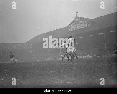 EIN KAMPF MIT SPURS UND LEICESTER AM BOXTAG. Ein Spielball beim Tottenham Hotspur V. Leicester City Boxing Day Football Match in Tottenham London auf der linken Seite ( Grimming am Ball , ist EDDIE BAILEY ( Spurs innen rechts ) , FREDDIE COX ( Spurs außen rechts ) , N0 . 7, und JIMMY HARRISON, (Leicester City links hinten), nächste Kamera. 27. Dezember 1948 Stockfoto