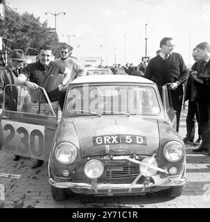 Monaco : Lächeln nach der Montre Carlo Rallye am 18 . Januar nach der Monaco - Chamberg - Monaco Bergrunde der Montre Carlo Rallye am 18 . Januar sind der Brite Paddy Hopkirk ( links ) und Beifahrer Henry Liddon mit ihrem Austin Cooper abgebildet . Das Lächeln wurde gestern sauer, als ihr Auto wegen einer technischen Ausstattung am 21. Januar 1966 disqualifiziert wurde Stockfoto