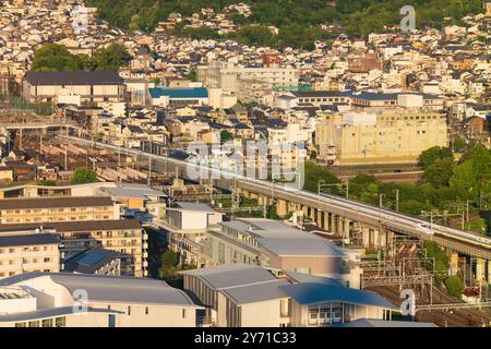 Kyoto, Japan, 21. Juni 2024: Ein Shinkansen-Hochgeschwindigkeitszug ist die schnellste und bequemste Art, Japan zu entdecken, mit Zügen, die eine Höchstgeschwindigkeit erreichen Stockfoto