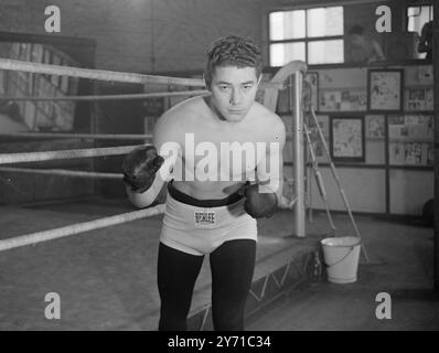 DIE AMERIKANISCHEN BOXER , DIE HIER GEGEN DEN BRITEN Billy Graham aus New York sind , und Tony Janiro aus Youngstown , Ohio , sind die Faust der amerikanischen Boxer , die nach England gebracht werden sollen , um unsere britischen Kämpfer zu testen . Am 7 . Februar trifft Graham auf Eddie Thomas Walisischer Champion und Jiniro wird Henry Hall , British Welter - Weight Champion , Box . Janiro , angeblich der " am besten aussehende Boxer Amerikas " , lernte sein Boxen per Post - er wurde von einer Reihe von Poststunden von Manager Frankie Jacobs gelehrt , sich aus den Schwierigkeiten zu befreien . DAS BILD ZEIGT: TONY JANIRO, Sparring bei einem Londoner gy Stockfoto