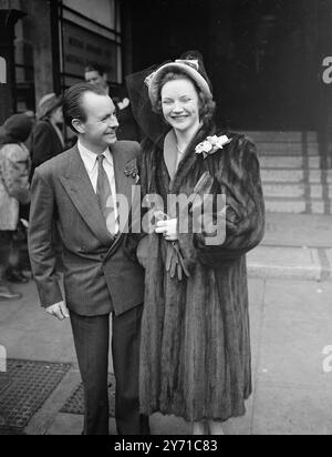 BÜHNENIMPRESARIO VERMÄHLT MR . TOMMY MILROY GAY , Theaterimpresario im West End , war mit Miss verheiratet . MAUREEN COOPER , Irland , Caxton Hall Register Office , London . Herr . Gilroy Gay , ein Schotte , diente im Krieg als Flight - Lieut , R.A.F. Coastal Commander . Er wurde über Brest abgeschossen und zum Kriegsgefangenen gemacht , floh aber später zurück nach England . Er investierte 000 Pfund als Erbe in die Musical-Show Calypso - für Tommy nicht sehr erfolgreich . Zur Zeit hat er zwei Komödien in aktiver Probe - Sommer im Dezember und Miss T Stockfoto