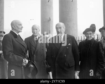 AUSTRALIA DAY SERVICE Day SERVICE der Gedenkfeier in St . Die Martin-in-the-Field Church , Trafalgar Square , London , wurde vom Chaplain des ersten australischen Flugzeugträgers H.M.A.S. '' Sydney '' gegeben. Das Feld Rev .H.E. Fawell . DAS BILD ZEIGT:- von links nach rechts :- der Earl of Gewrie of Canberra and of Dirleton , Viscount Bruce of Melbourne ( ehemaliger australischer Premierminister und Hochkommissar für Australien in London von 1933 bis 1945) und Viscountess Bruce of Melbourne , die nach dem Dienst abreisten . 26. Januar 1949 Stockfoto