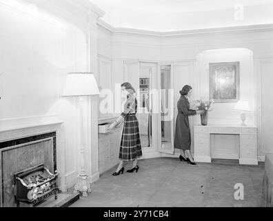 ROYAL-SCHLAFZIMMER-SUITE - GLASGOWS GESCHENK AN PRINZESSIN ELIZABETH UND HERZOG VON EDINBURGH die Royal Bedroom Suite - das Hochzeitsgeschenk der Glasgower an Prinzessin Elizabeth und den Herzog von Edinburgh , ist wahrscheinlich das perfekteste Beispiel feiner Möbelkunst der letzten Jahre . Er ist aus weißem schottischem Platanen und besteht aus 14 Stück. Die Suite ist das Werk des 31-jährigen Neil Morris , schottischer Möbeldesigner , der Leiter des berühmten Clydeside ist, der für die Inneneinrichtung der Queen Mary, Queen Elizabeth und des anderen Cunard White Star Liners Caroni verantwortlich war Stockfoto