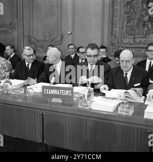 Am 11 . Januar 1968 trat der Ausschuss für Wissenschaftspolitik der Organisation für wirtschaftliche Zusammenarbeit und Entwicklung ( OECD ) am Sitz der Organisation zusammen , um die Wissenschaftspolitik der Vereinigten Staaten zu überprüfen . Die Prüfer, die an den Eröffnungssitzungen teilnehmen, sind von links nach rechts: Pierre Masse aus Frankreich , Conrad H Waddington , ehemaliges Mitglied des britischen Beirats für Wissenschaftspolitik , Dr H G B Casimir , Direktor der Phillips Research Laboratories , Niederlande , und der ehemalige belgische Premierminister , M. Theo Lefevre . Stockfoto