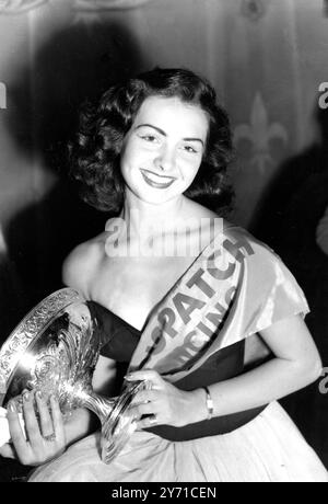 Die 18-jährige Studentin Miss Denise Perrier aus Frankreich hält den Pokal fest, nachdem sie am 19. Oktober 1953 den Miss World Beauty-Titel im Lyceum Ballroom in London gewonnen hat Stockfoto