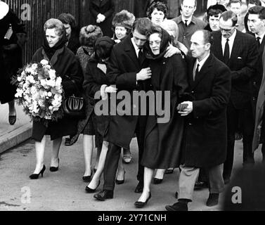 Aberfan-Katastrophe 1966 - - Trauernde trösten sich gegenseitig ; - Aberfan, Wales : die Trauernden gehen heute Nachmittag zum Friedhof hier zum Rand des Gemeindegrabes, wo 80 Kinder und ein Erwachsener, Opfer der Kohleschlammlawinenkatastrophe vom 21. Oktober, eine Massenbeerdigung erhielten. Aberfan brauchte nur 13 Minuten, um seine Kinder in dem erbärmlichsten Gottesdienst zu ruhen, der je in den Tälern von Wales stattfand. - 27. Oktober 1966 Stockfoto