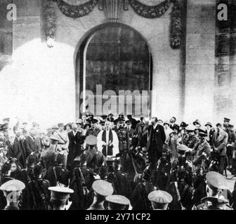 Die große Pilgerfahrt auf den Schlachtfeldern der British Legion und der British Empire Service League, die in der Zeremonie am Menin Gate, Ypern, am 8. August 1928, in der der Prinz von Wales anwesend war, stattfand, wurden verschiedene Städte und Städte besucht und Orte, die mit britischer Tapferkeit an der Westfront verbunden waren. Bis zum 5. August waren etwa 11.000 Pilger, die fast die Hälfte Frauen waren, in einer Reihe von Städten in Frankreich und Belgien angeflogen worden. Foto zeigt: Am Menin Tor, Ypern , ein oder zwei Tage bef Stockfoto