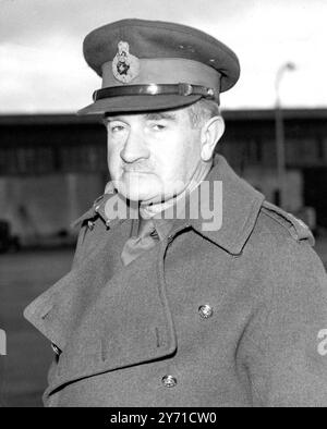 C.I.G.S. fliegt nach Hause. Feldmarschall Sir William Slim, Chef des kaiserlichen Generalstabs, der an den Verteidigungsgesprächen in Washington teilnahm, fotografiert bei der Ankunft am Flughafen London heute von B.O.A.C. aus New York. 3. November 1950 Stockfoto