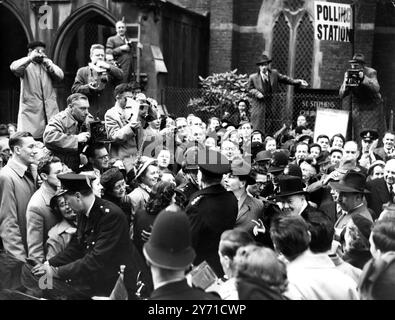 NACH VOTING25 Oktober 1951, unterstützt von der Polizei, schiebt sich WINSTON CHURCHILL (rechts vorne) durch die große Menge vor der Wahlstation in St. Stephens Church Hall, Emperor's Gate, Gloucester Road, nachdem er seine Stimme bei den Parlamentswahlen aufgezeichnet hatte. Stockfoto