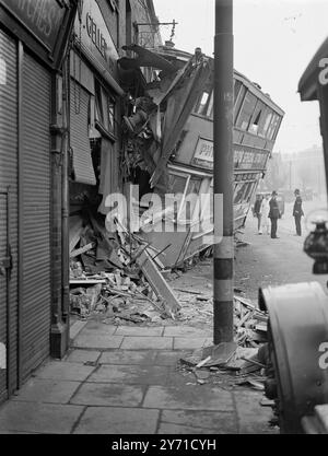 Straßenbahnabsturz in den Geschäften in der 77 Woolwich New Road, Woolwich, London, 18. April 1946 Stockfoto