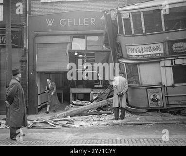 Straßenbahnabsturz in den Geschäften in der 77 Woolwich New Road, Woolwich, London, 18. April 1946 Stockfoto