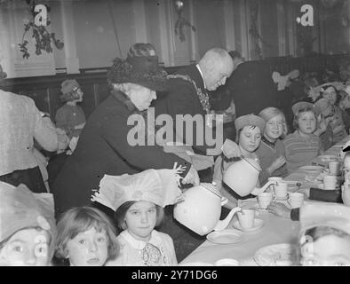 Kinder genießen eine Weihnachtsfeier. 1940 Stockfoto