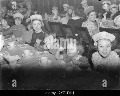 Kinder genießen eine Weihnachtsfeier. 1940 Stockfoto