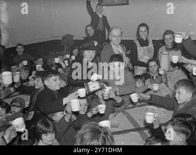 Kinder genießen eine Weihnachtsfeier. 1940 Stockfoto