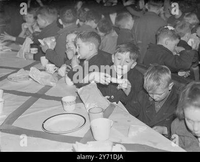 Kinder genießen eine Weihnachtsfeier. 1940 Stockfoto