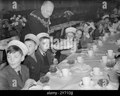 Kinder genießen eine Weihnachtsfeier. 1940 Stockfoto